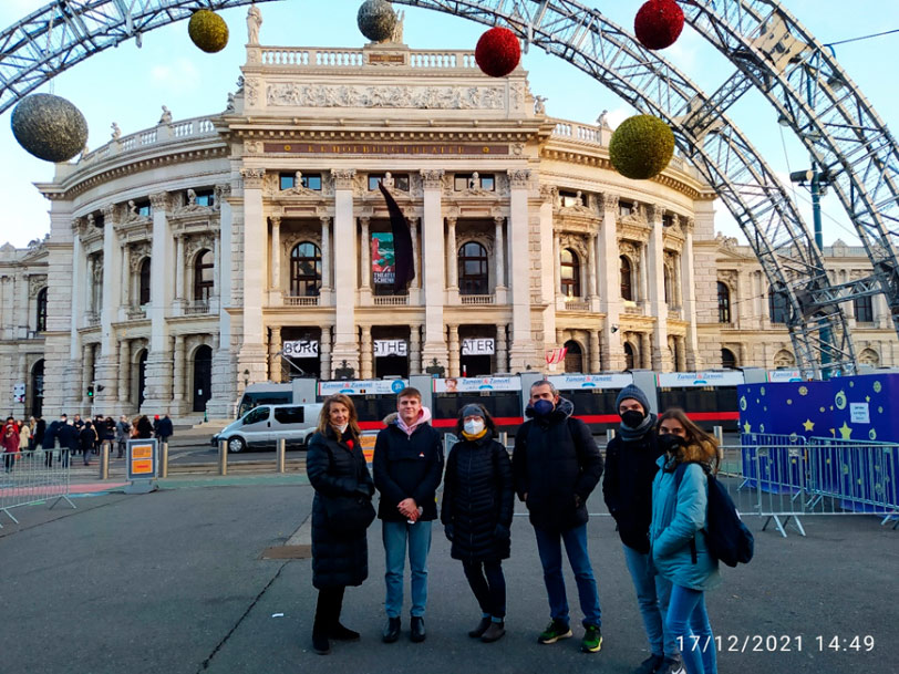 Con el teatro de fondo