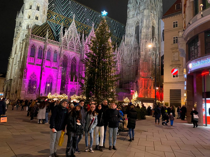 La catedral iluminada por la noche
