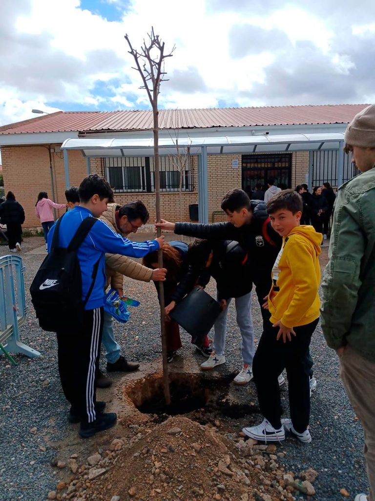 CELEBRAMOS EL DÍA DEL ÁRBOL